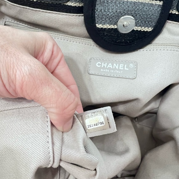 AUTHENTIC CHANEL large shopping tote in Navy blue - Picture 3 of 9